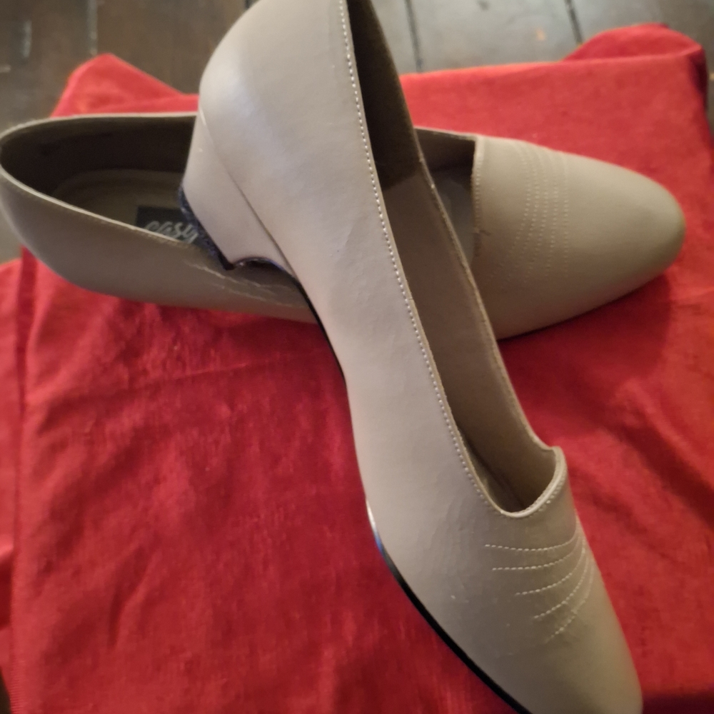 Easy Street Tan Heels Elegant Comfortable Design